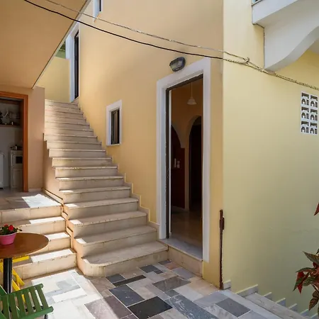 Agaloula Centrally Located Apartments, Λάκκα